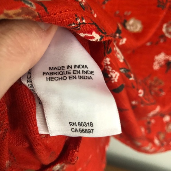 Lucky Brand red floral top blouse lace details viscose soft key hole neck sz XS - Picture 14 of 15